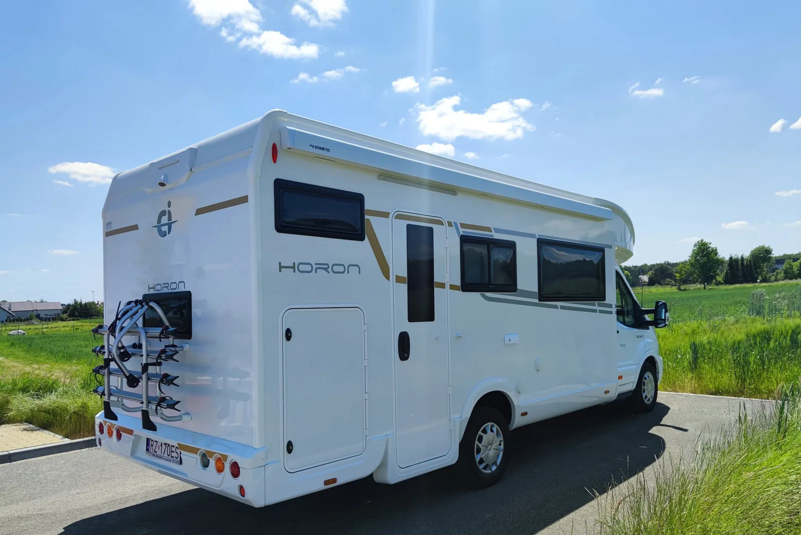 Horon 74 XT od tyłu: markiza Dometic, bagażnik rowerowy i garaż